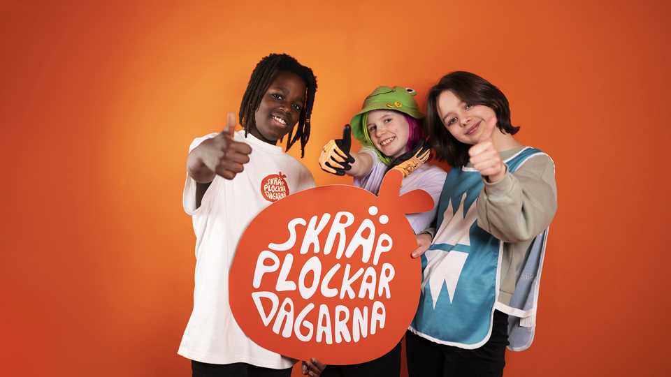 Bild på tre barn som håller upp en skylt med texten "Skräpplockardagarna"