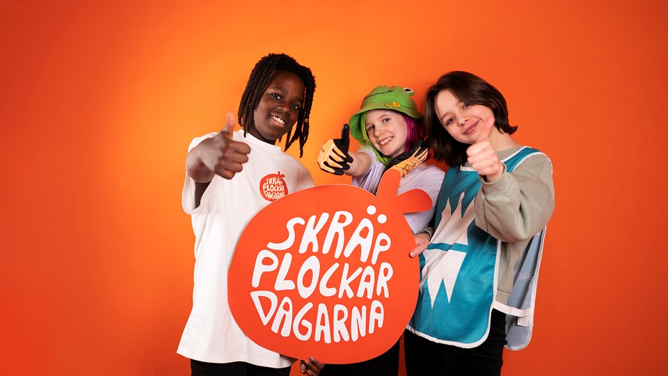 Bild på tre barn som håller upp en skylt med texten "Skräpplockardagarna"